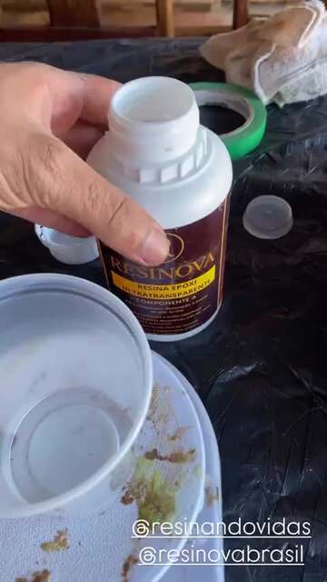 Cliente Resinova usando o produto — vídeo 1